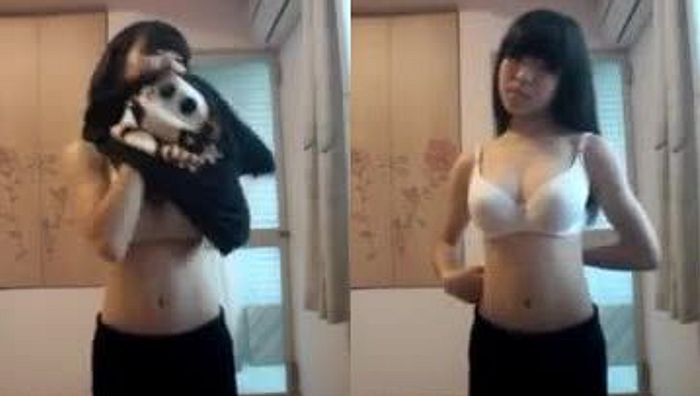 16岁少女表演脱衣秀