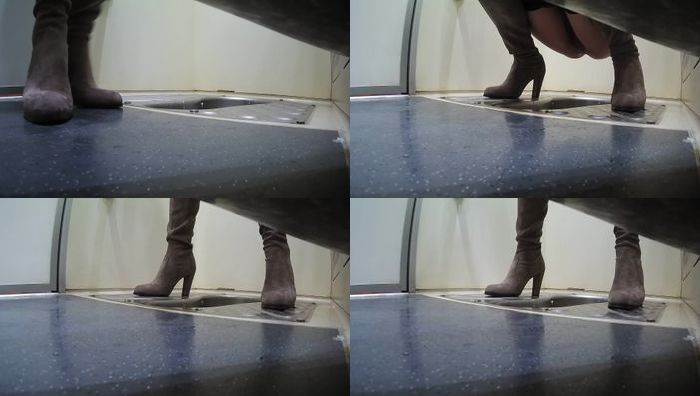 高铁厕所偷拍带着两个女儿坐车的漂亮妈妈小穴依然嫩