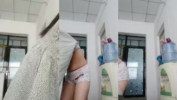 小初萌妹紫薇表演046